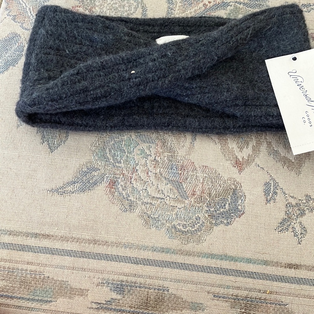 FINAL MARKDOWN Universal thread head band brand new